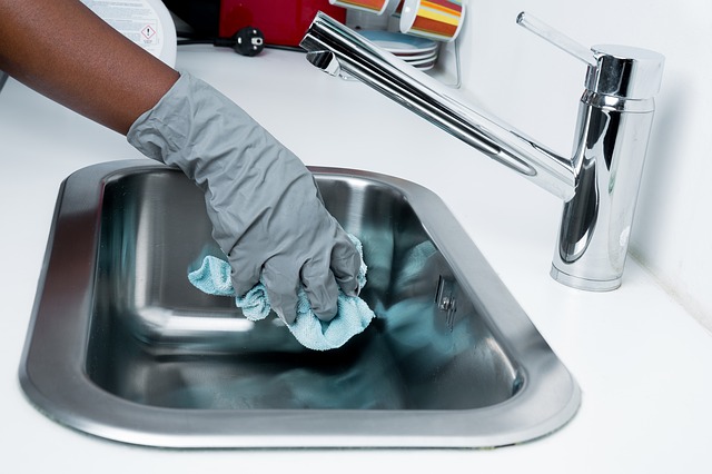 Mycie zlewu, sprzątanie kuchni